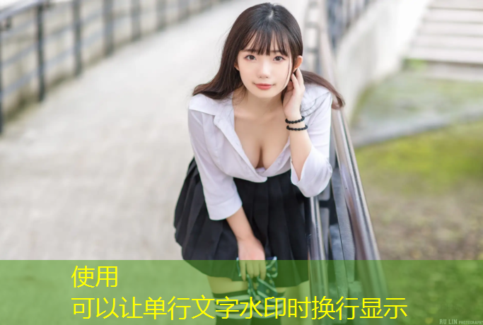 学生军训抠塑胶跑道
